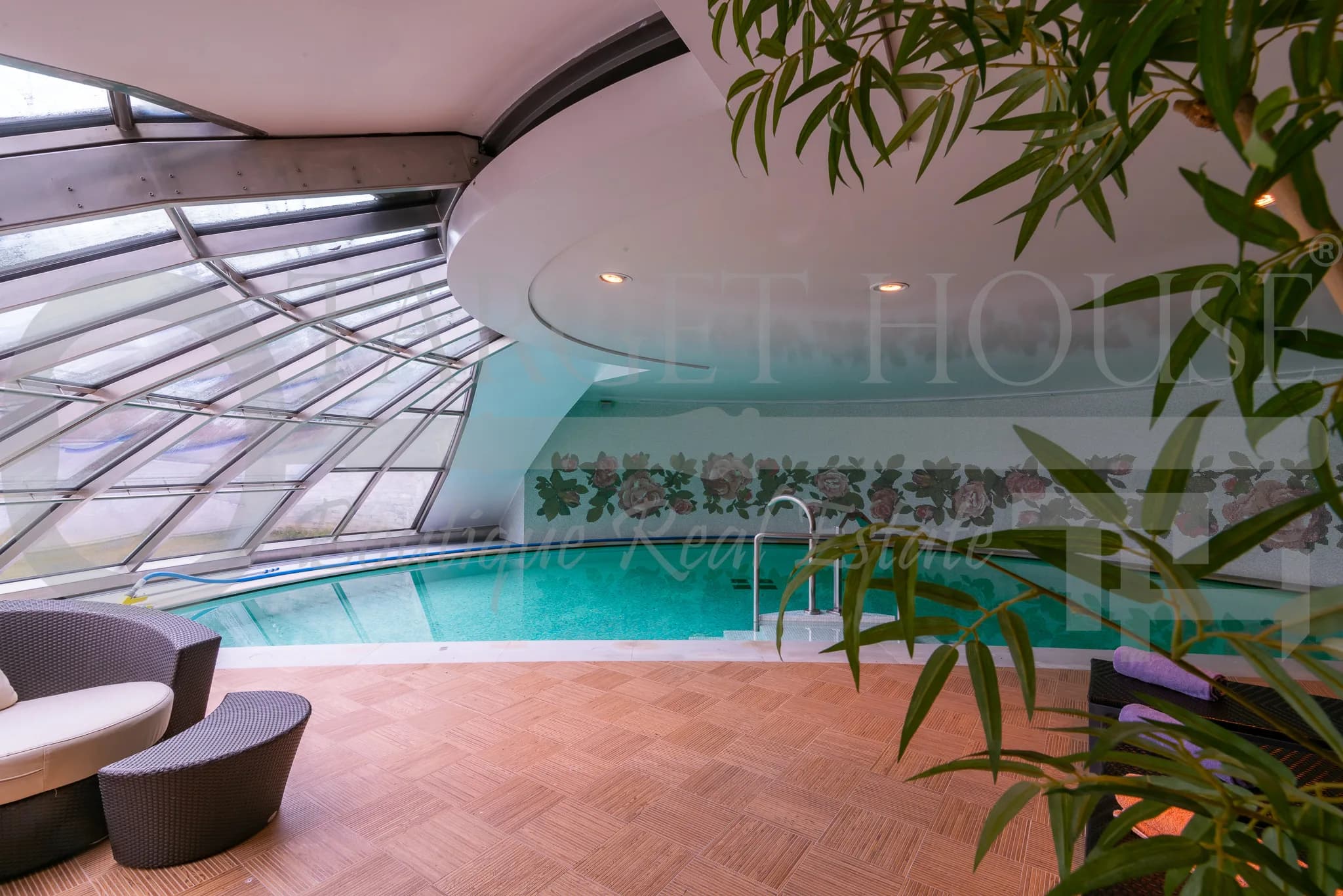 Important Villa with Heated Indoor Pool – Como, Italy