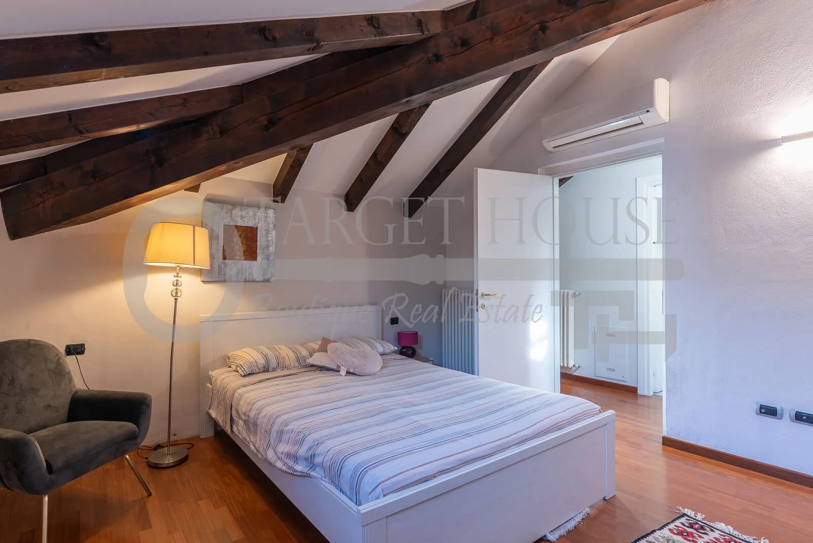 Luxury duplex apartment in central Como near the cathedral and lake — gallery photo 9