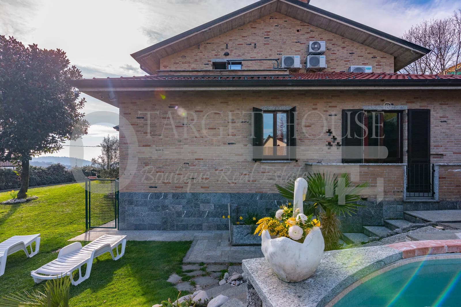 Lake Como B&B villa with pool, garden and guest accommodation — gallery photo 23