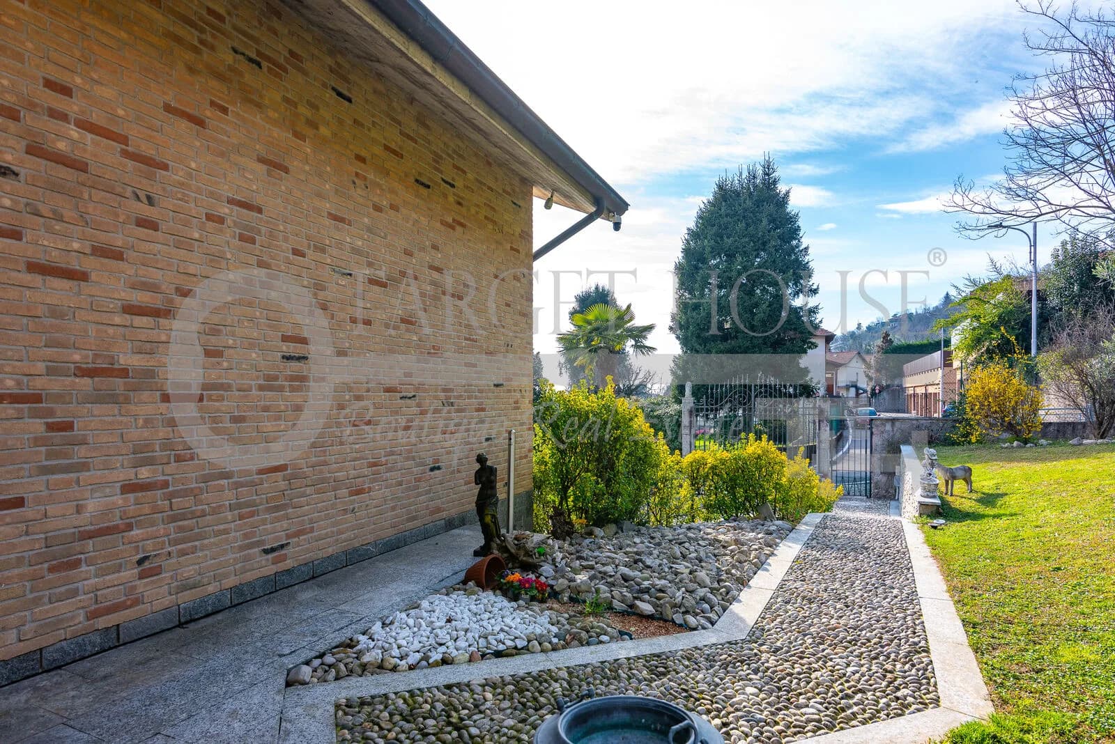 Lake Como B&B villa with pool, garden and guest accommodation — gallery photo 29
