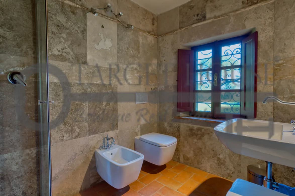 Panoramic Tuscan farmhouse near Bibbona with olive groves and country views — gallery photo 19