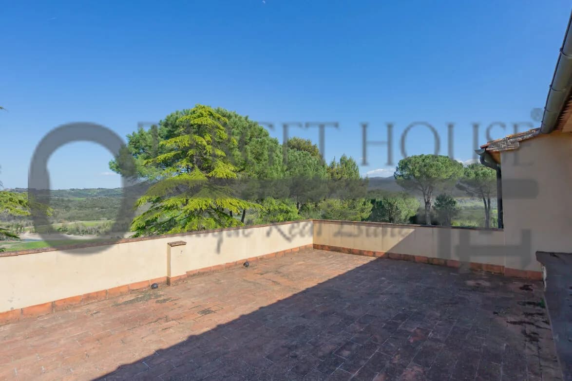 Panoramic Tuscan farmhouse near Bibbona with olive groves and country views — gallery photo 35