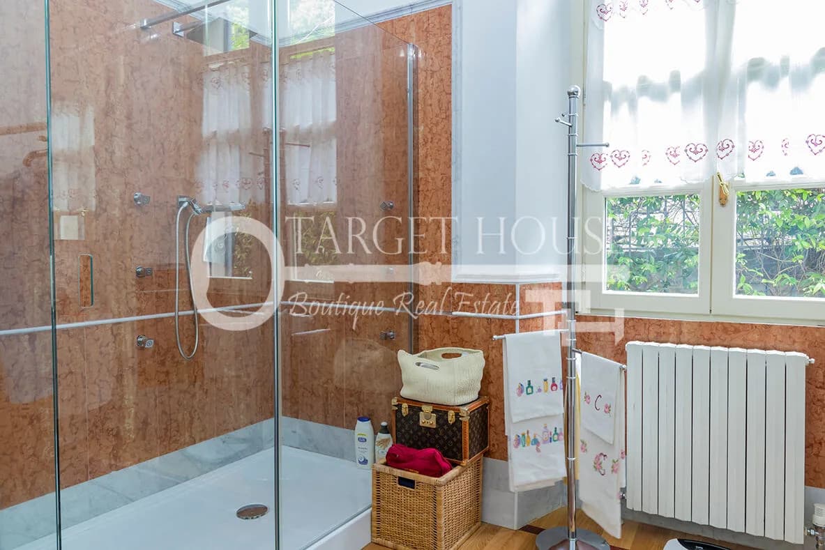 Luxury villa in Carate Urio with Lake Como views, pool and terraces — gallery photo 16
