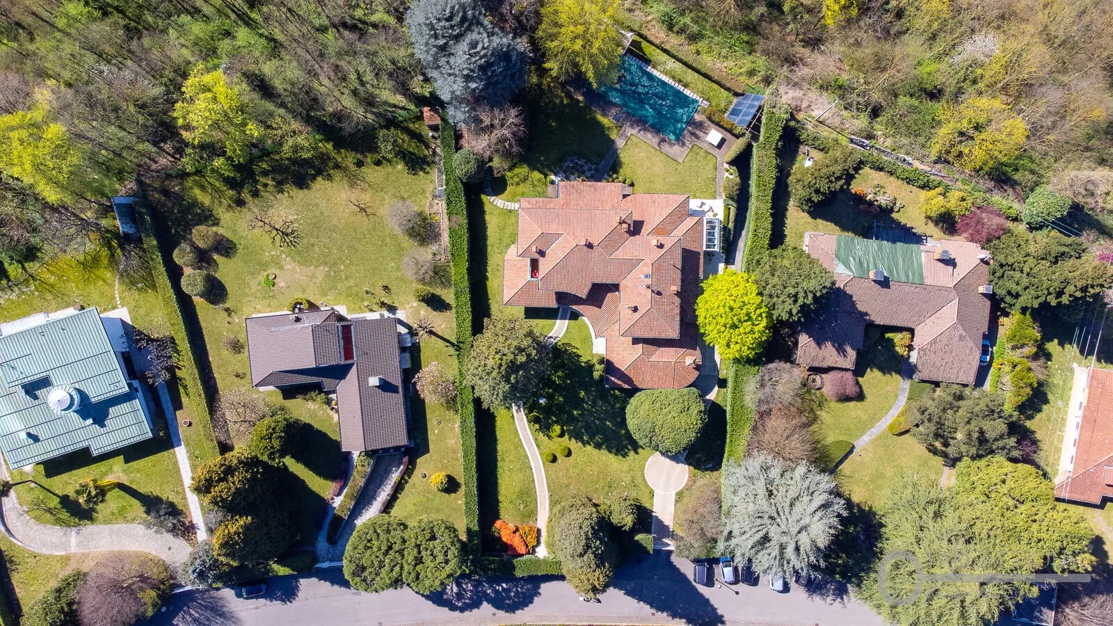 Exclusive Infinity-Pool Villa in Carimate