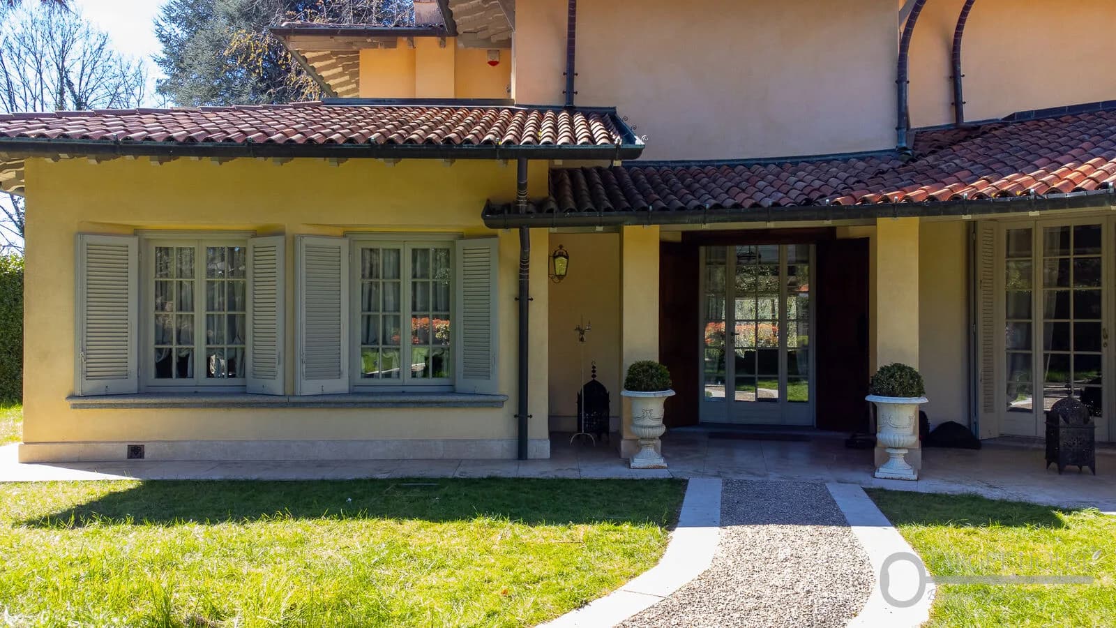 Luxury villa in Carimate with infinity pool — gallery photo 2