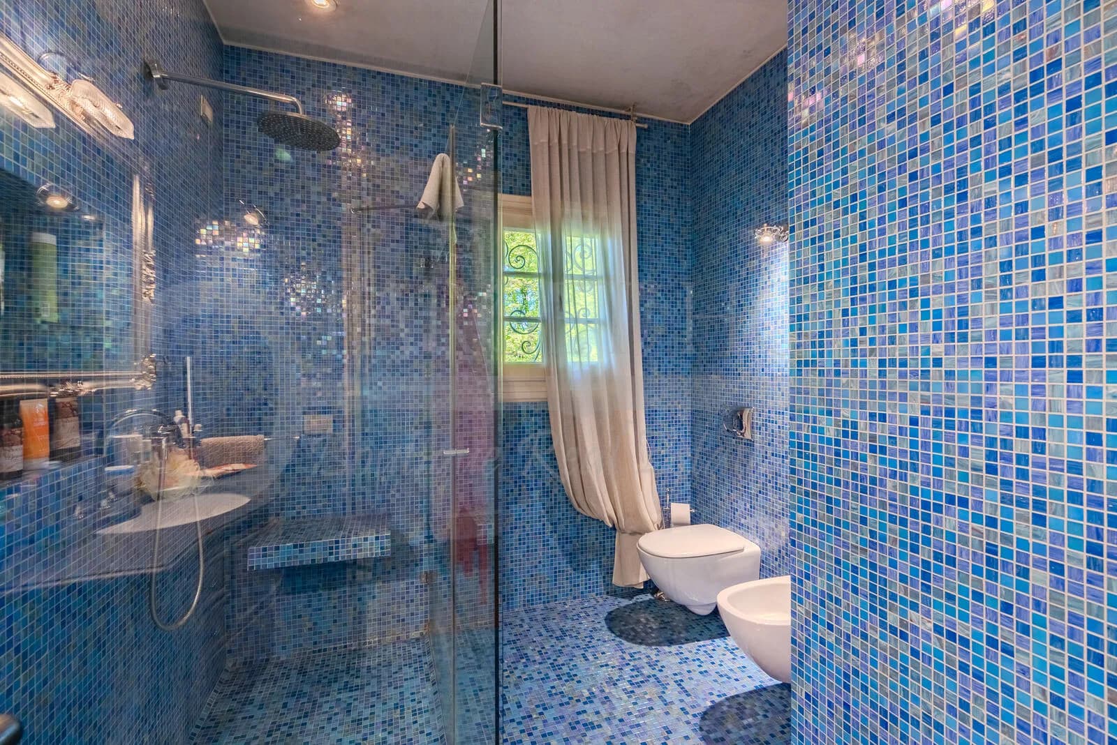 Luxury villa in Carimate with infinity pool — gallery photo 4