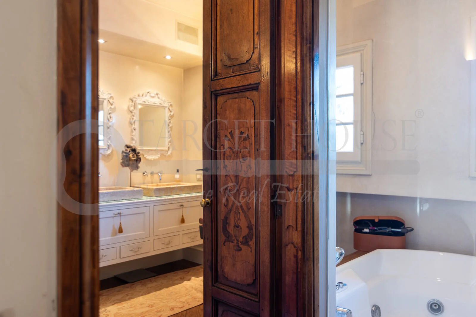 Luxury villa in Carimate with infinity pool — gallery photo 11