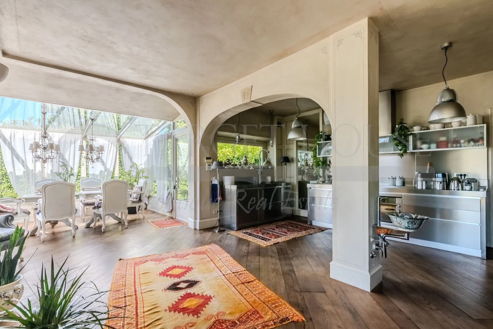 Luxury villa in Carimate with infinity pool — gallery photo 28