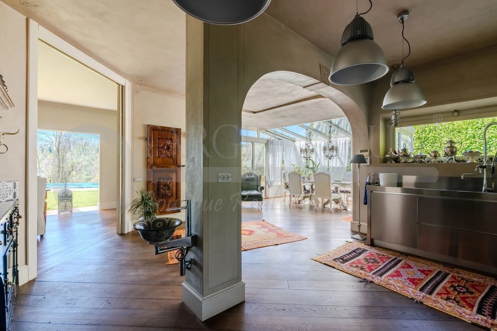 Luxury villa in Carimate with infinity pool — gallery photo 29
