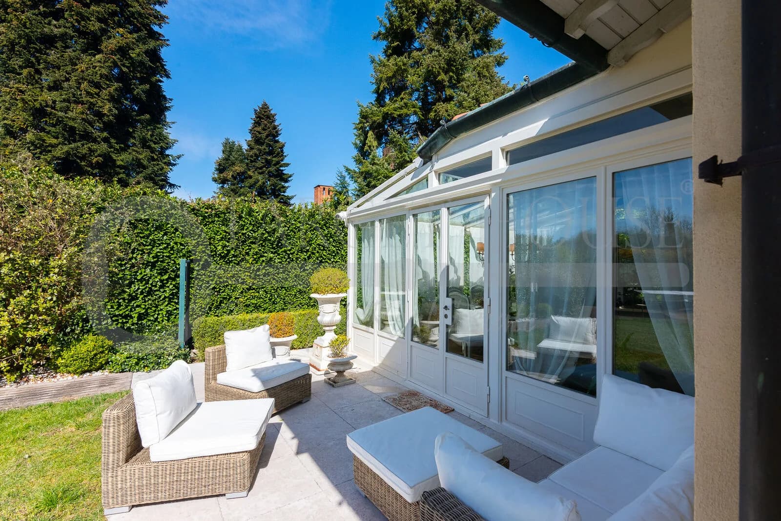 Luxury villa in Carimate with infinity pool — gallery photo 36