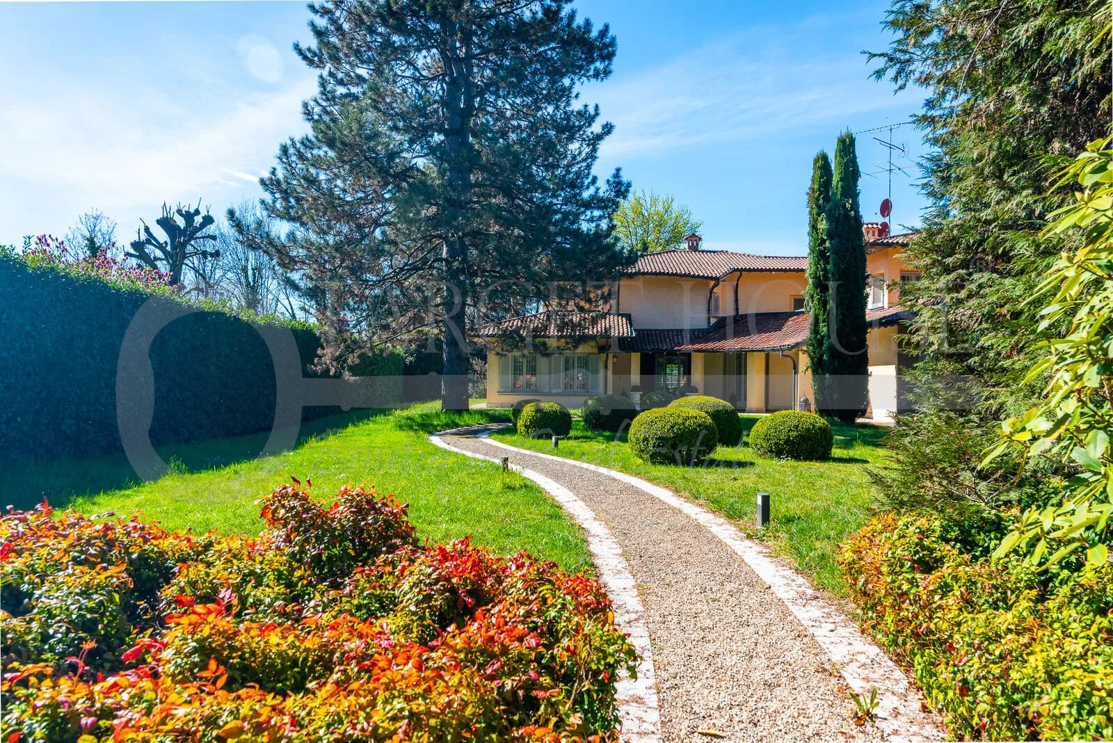 Luxury villa in Carimate with infinity pool — gallery photo 40