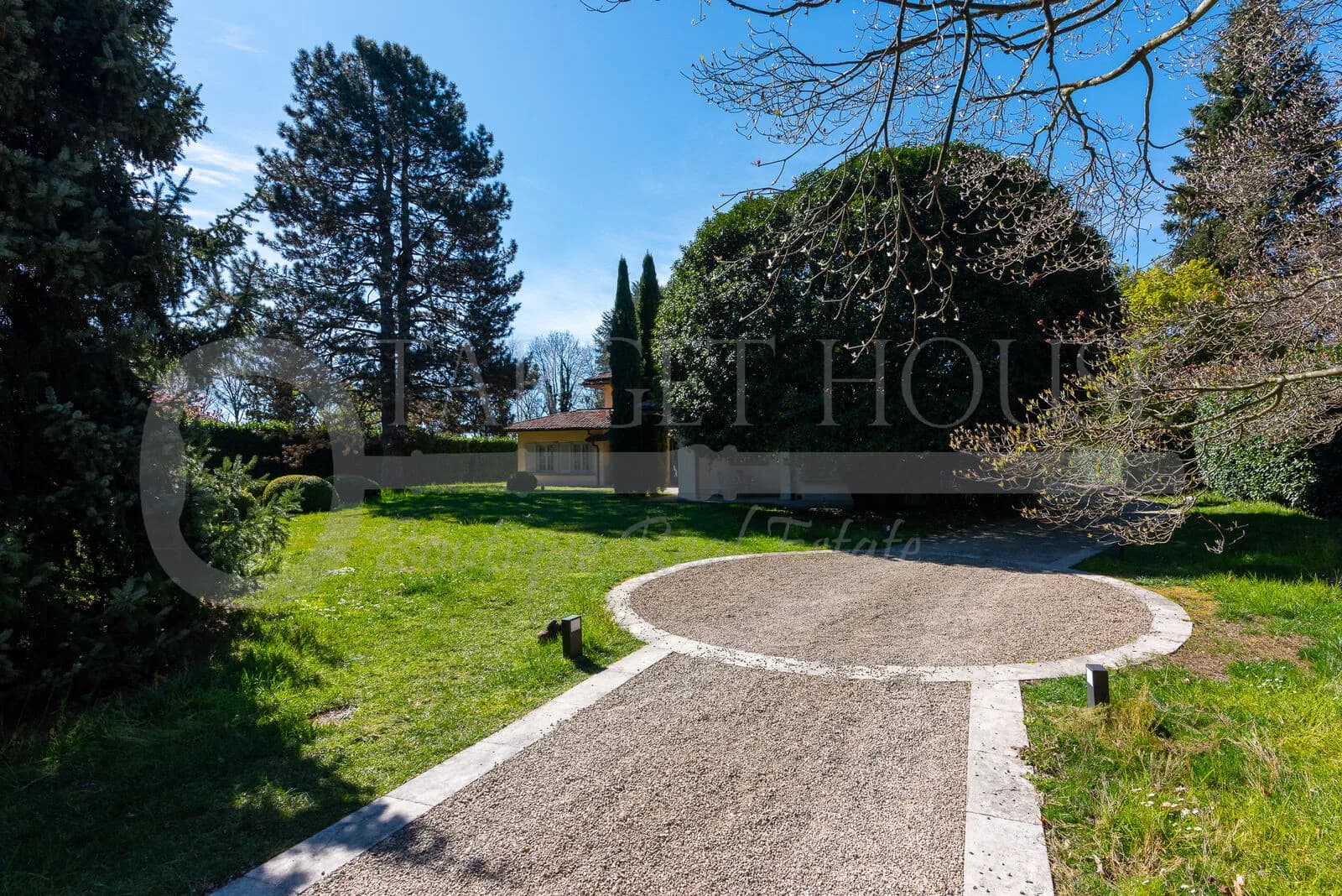 Luxury villa in Carimate with infinity pool — gallery photo 41