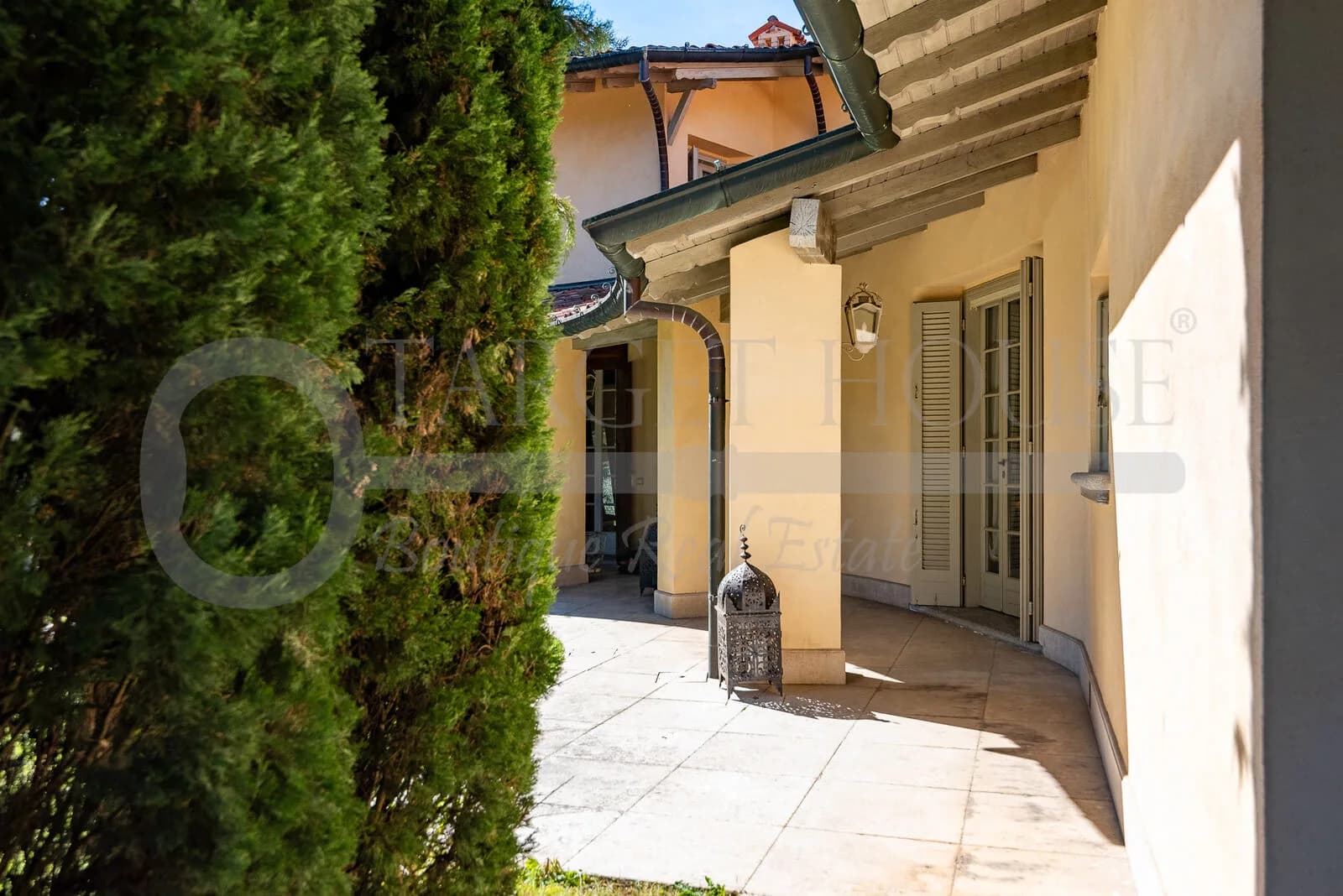 Luxury villa in Carimate with infinity pool — gallery photo 42