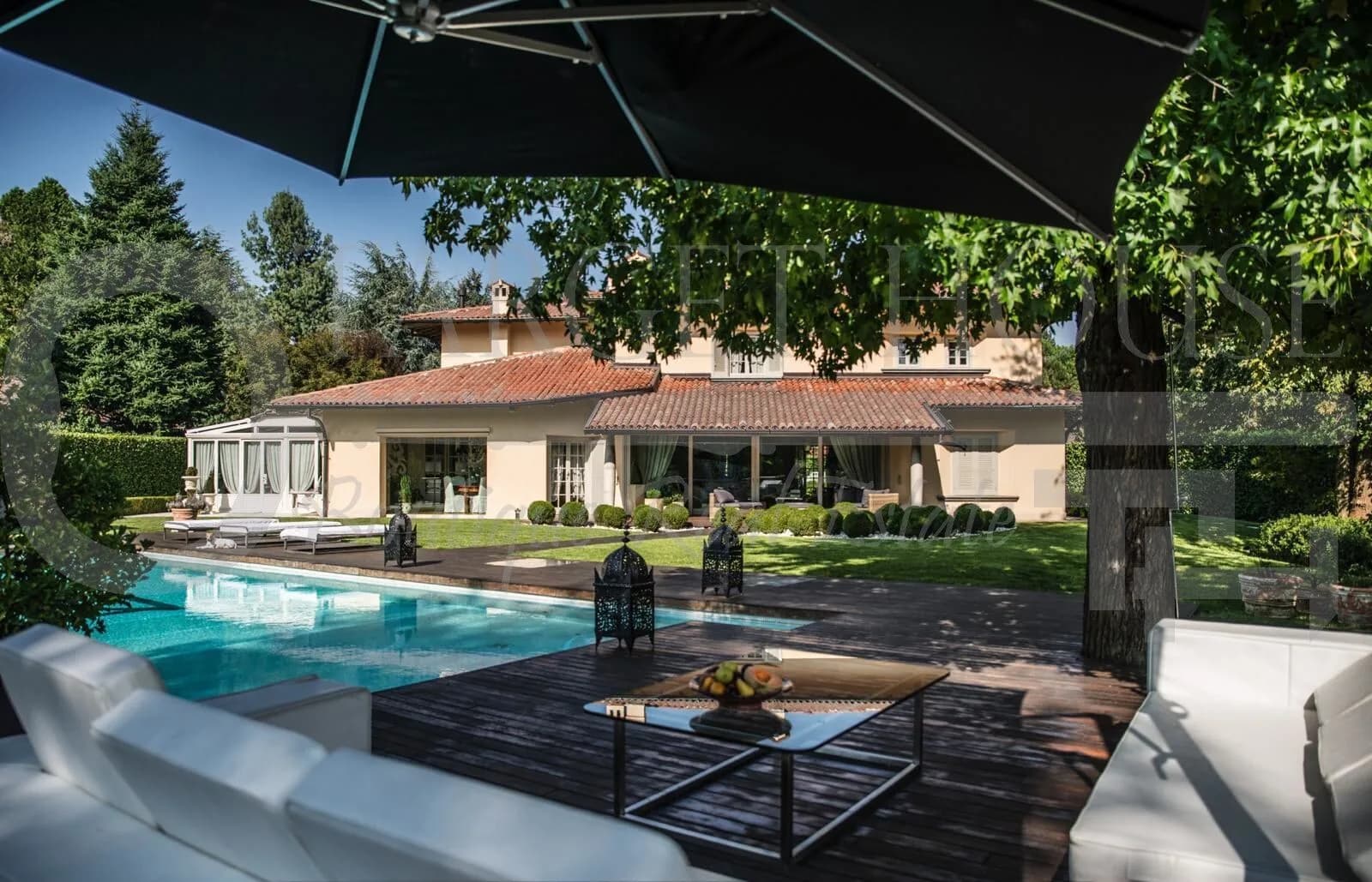 Luxury villa in Carimate with infinity pool — gallery photo 43