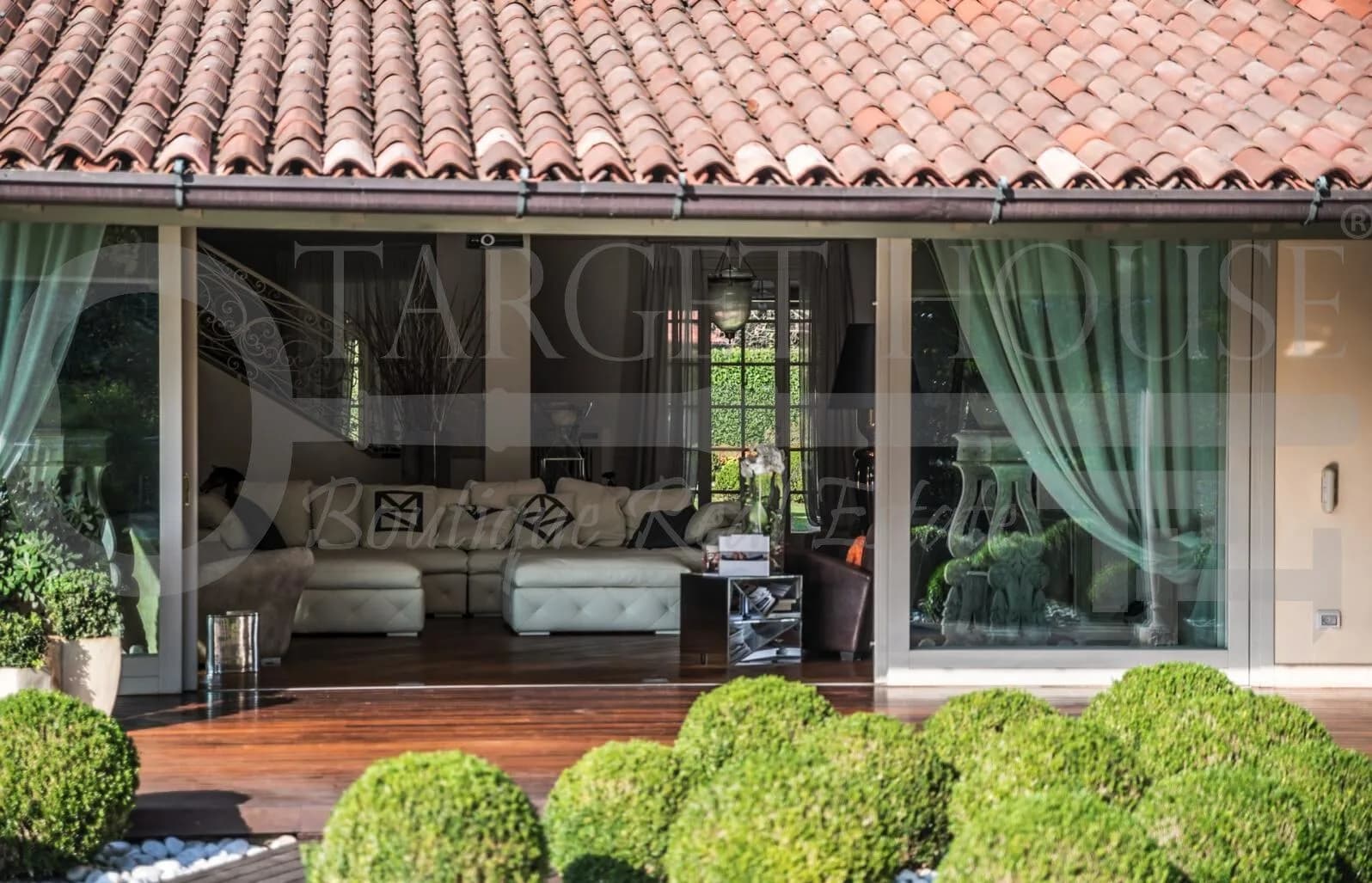 Luxury villa in Carimate with infinity pool — gallery photo 50