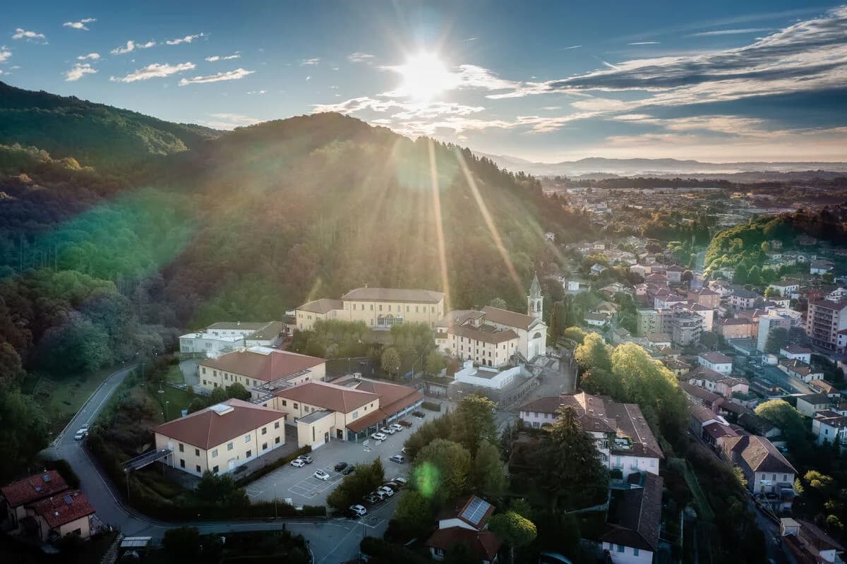 Luxury residence in an 18th-century Brianza villa with private garden — gallery photo 2