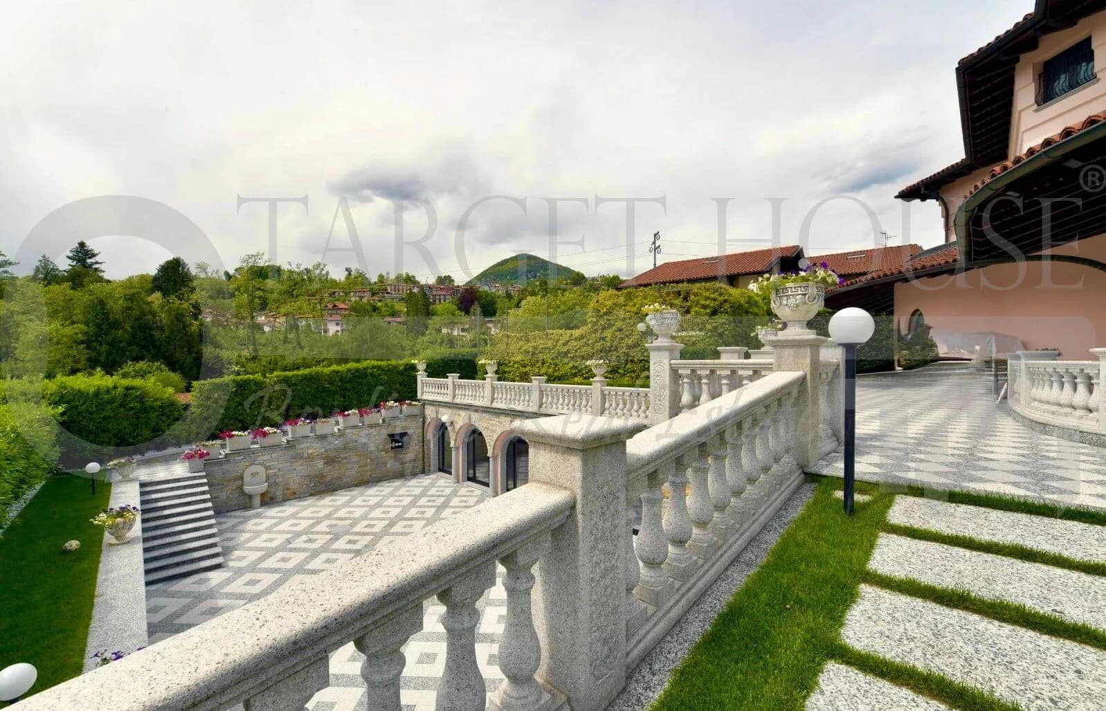 Luxury villa on Lake Maggiore — gallery photo 3