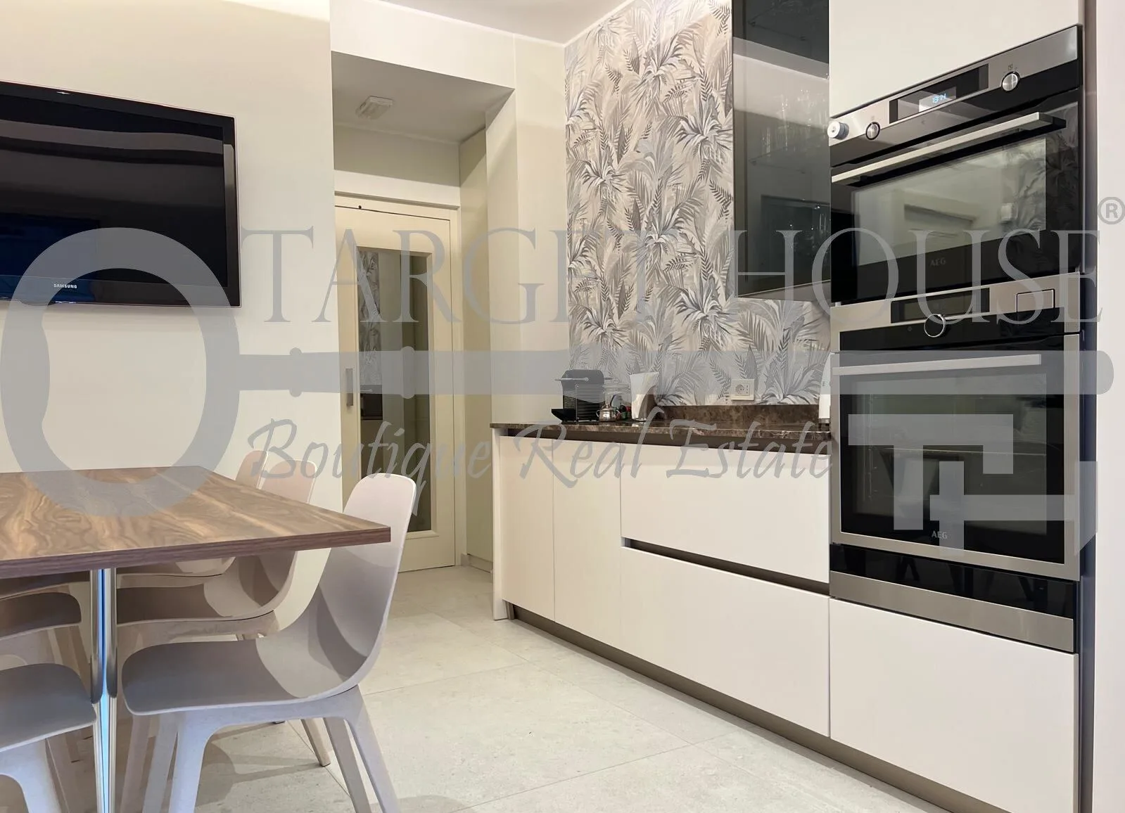 Modern villa in Milan with private garden — gallery photo 12
