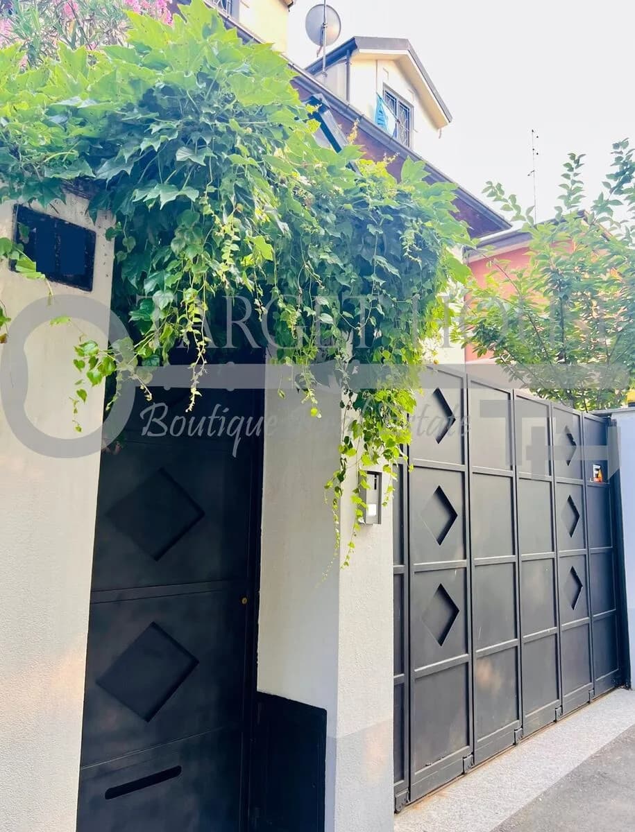 Modern villa in Milan with private garden — gallery photo 34