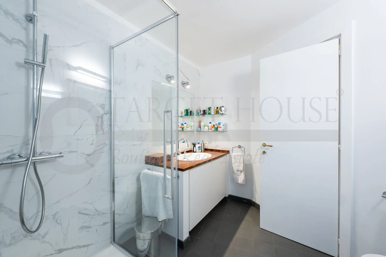 Top-floor apartment in Moscova Milan — gallery photo 9