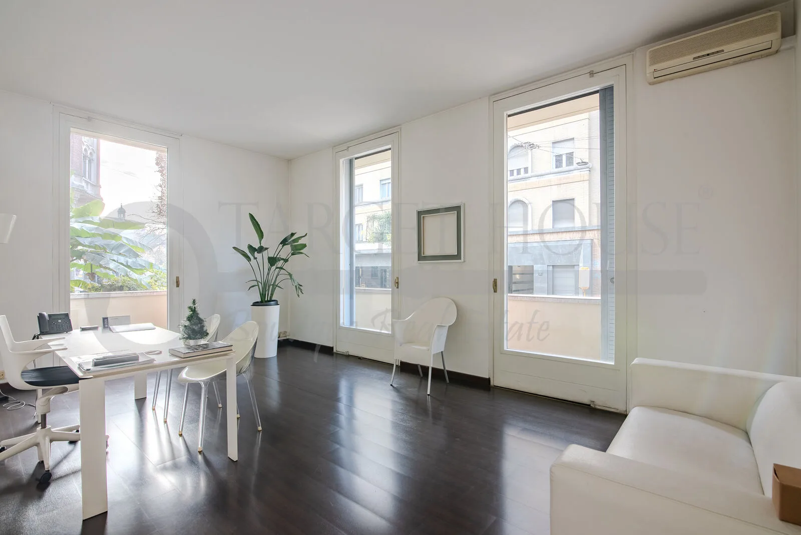 Property near Milan Duomo on Via Francesco Sforza — gallery photo 6