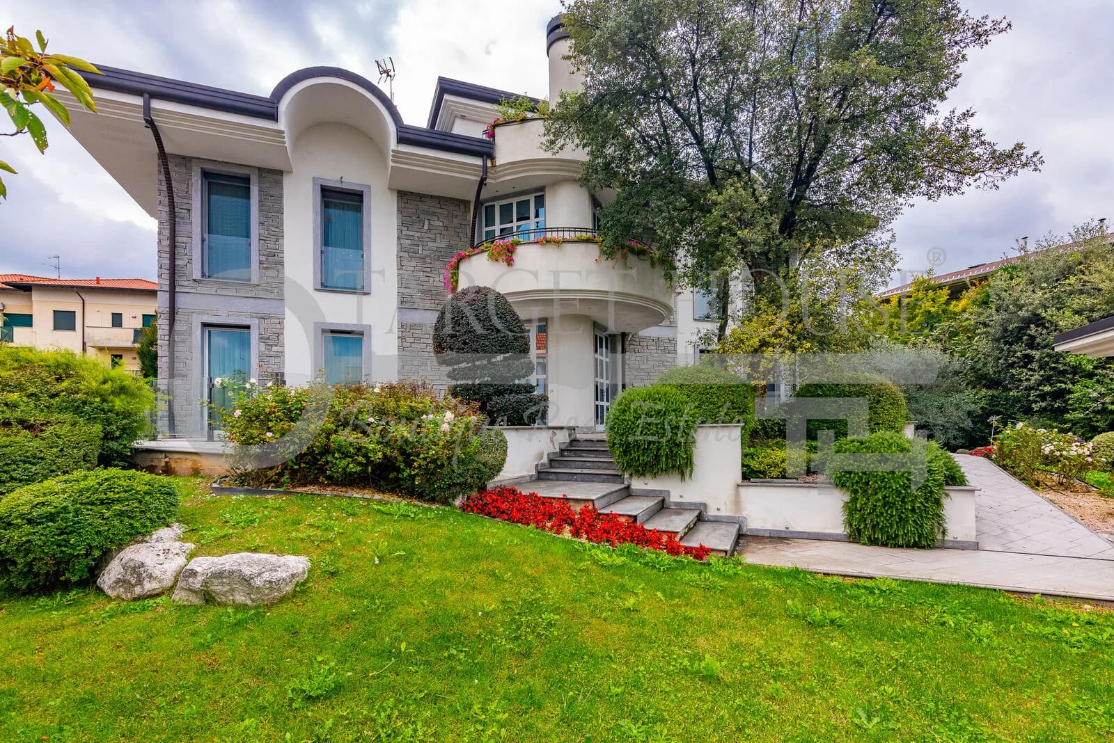 Luxury villa near Legnano with private spa and cinema — gallery photo 25