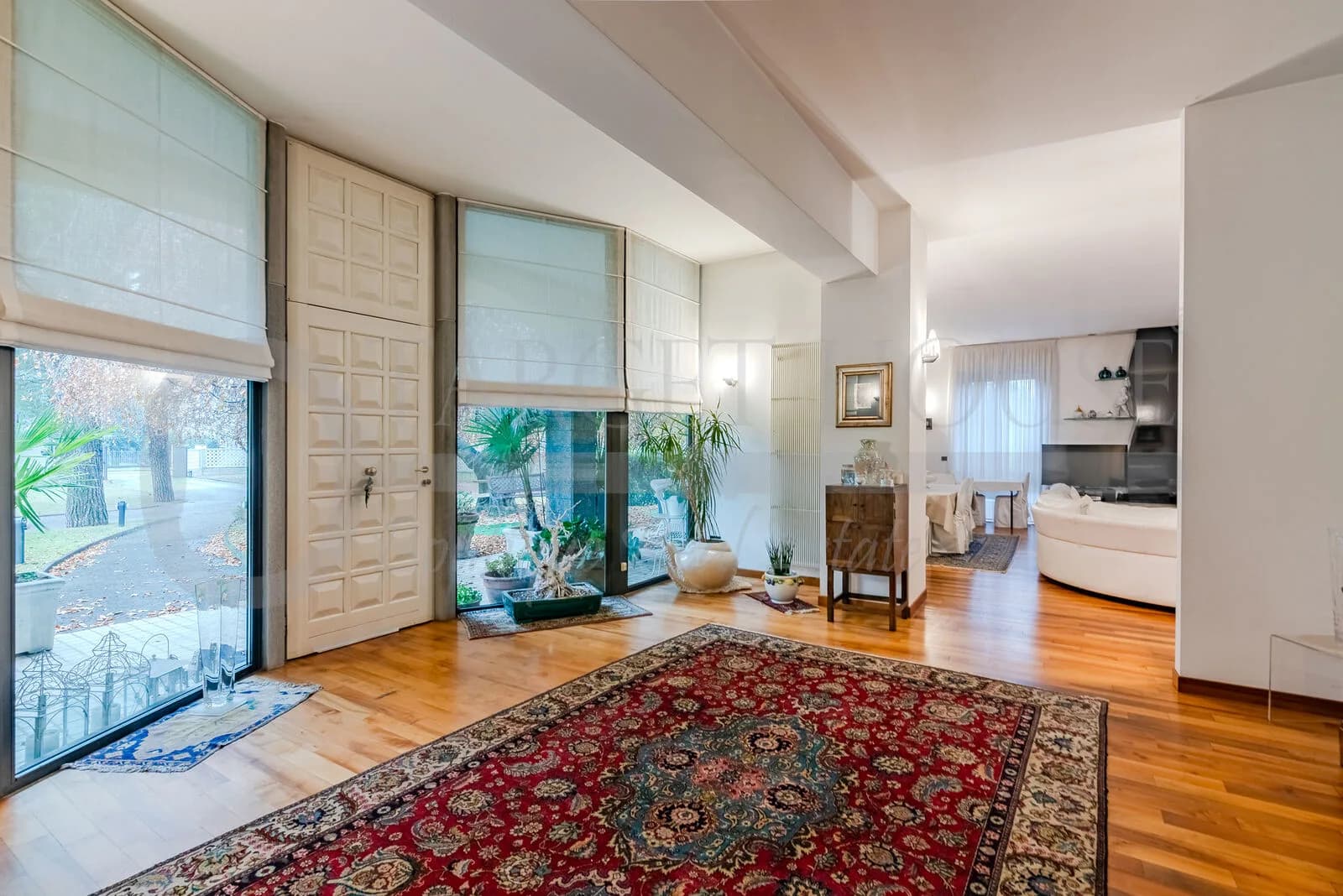 Villa with pool near Milan and private park — gallery photo 2